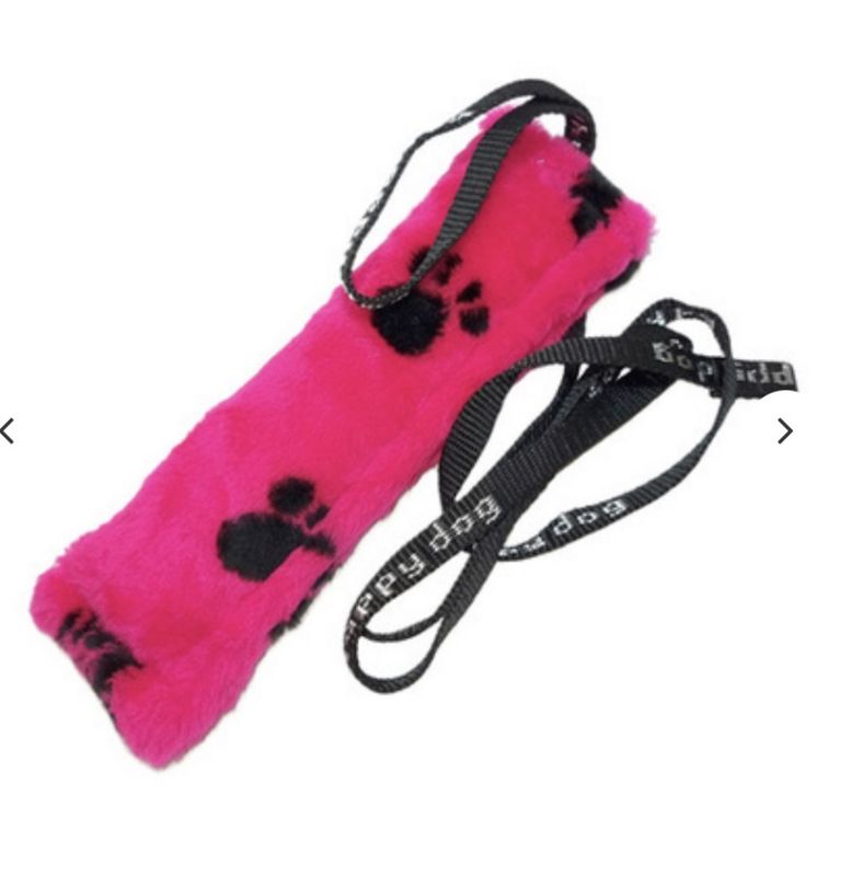 Bitepølse i plush med langt håndtak 30 x 8 cm